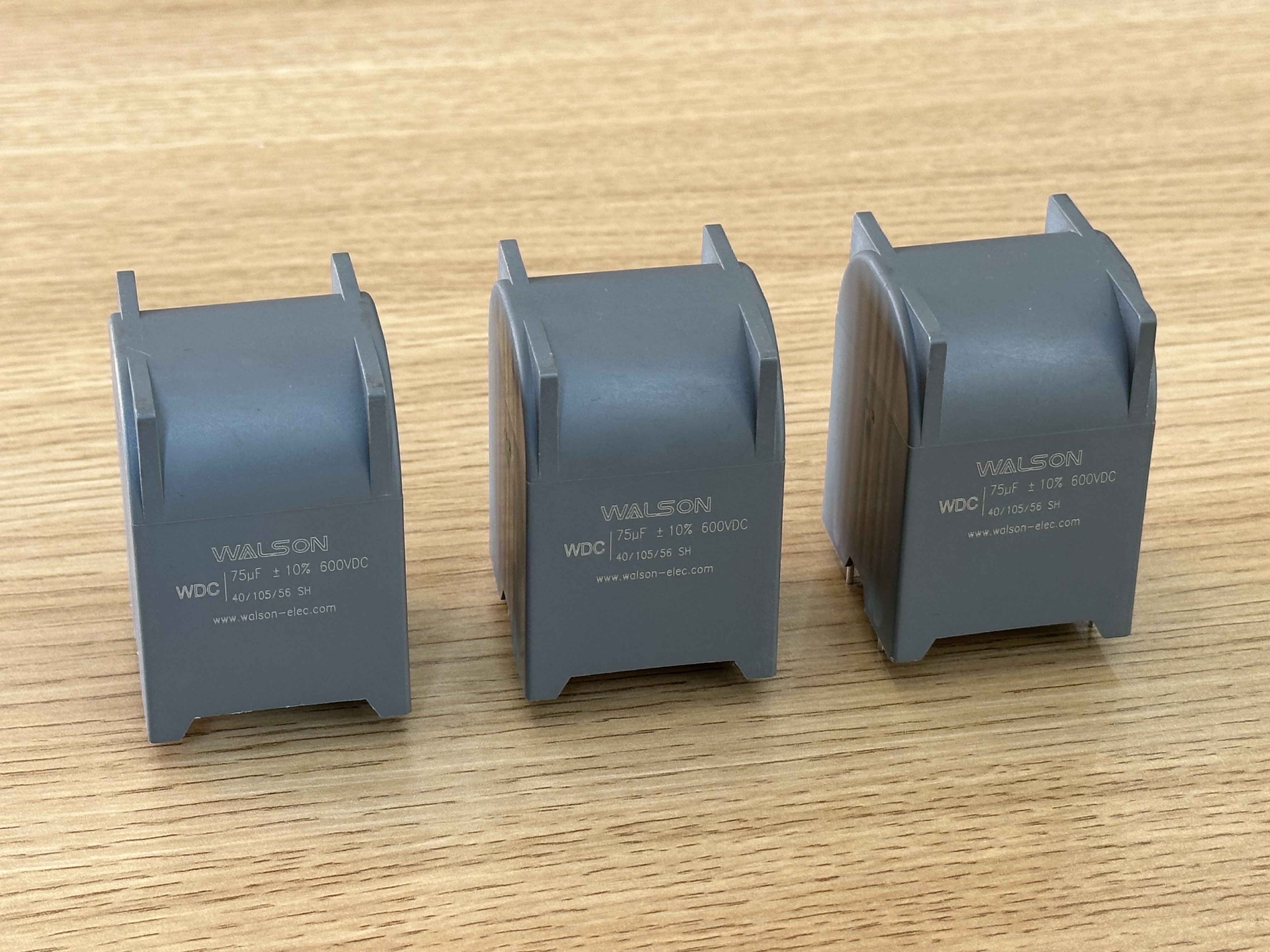 フィルムコンデンサの ESR/ESL パラメータの解釈と機器の動作に対する重要な影響